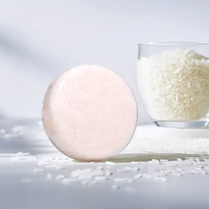 Lavage à l'eau de riz solide pour cheveux