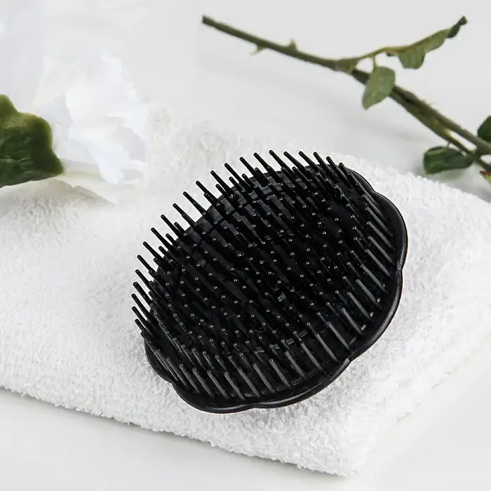 Brosse de massage et de lavage pour le cuir chevelu