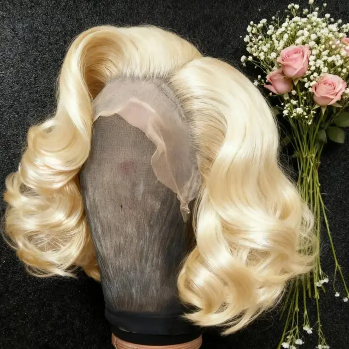 Perruque Blonde 613 Courte Bob Ondulée 13x4 HD Lace Front Synthétique Pré-Pluckée Sans Colle Pour Us