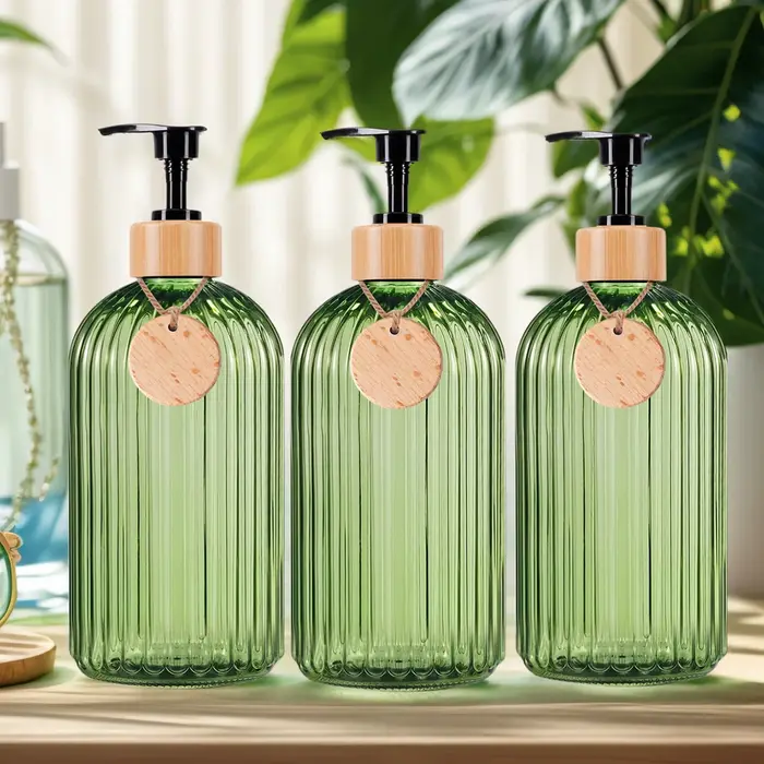 Bouteilles de savon de douche de salle de bain vertes avec étiquette vide