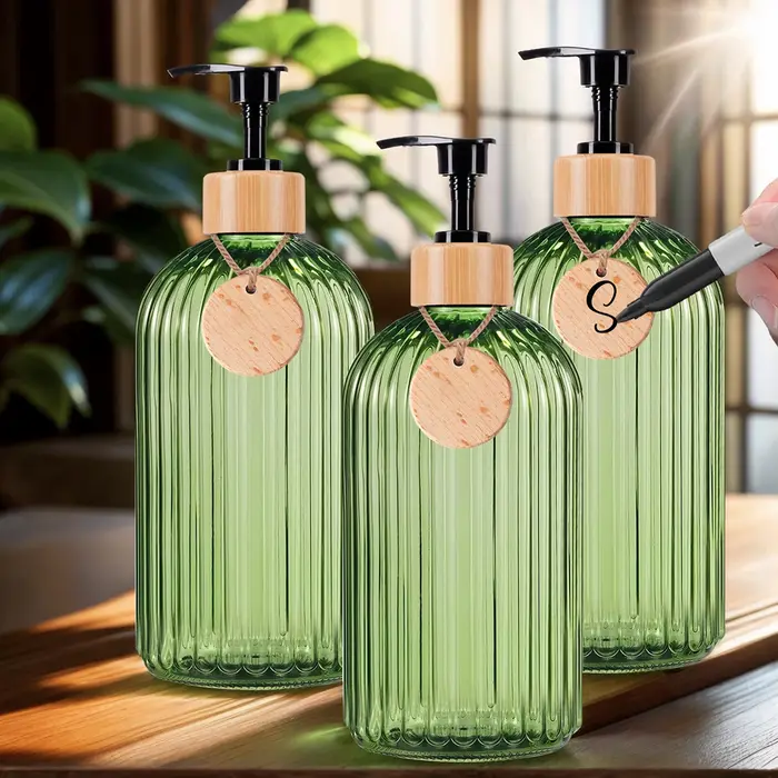 Bouteilles de savon de douche de salle de bain vertes avec étiquette vide
