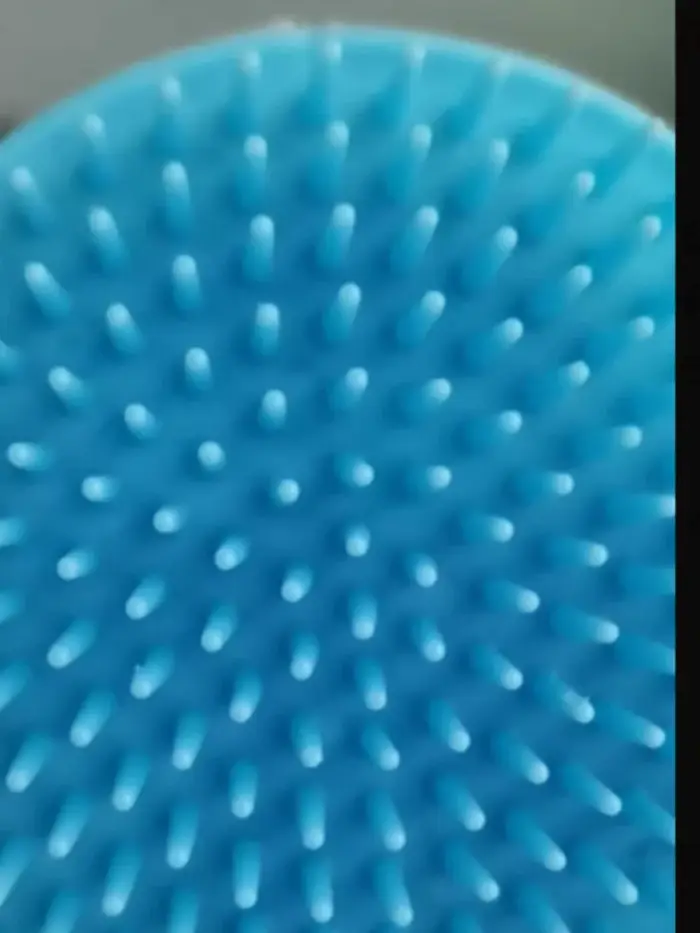 Brosse de massage et de lavage pour le cuir chevelu