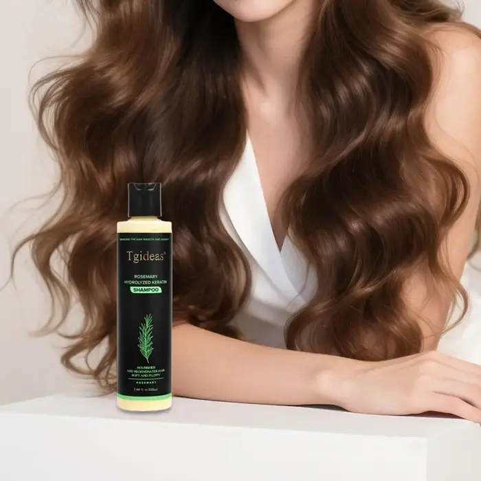 Shampooing pour la croissance des cheveux à l'huile de romarin biologique