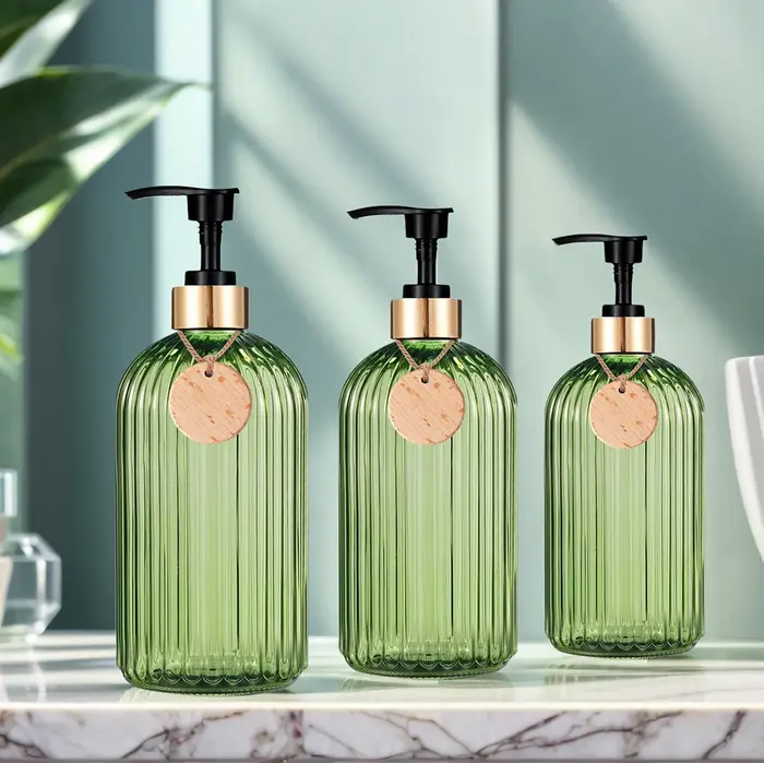 Bouteilles de savon de douche de salle de bain vertes avec étiquette vide